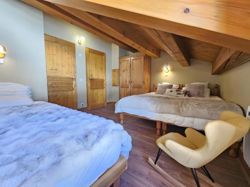 En eller flere senge i et værelse på Lesetoilesdelaplagne Chalet 16