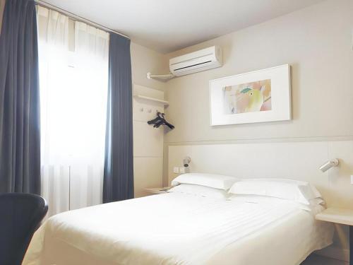 Una cama o camas en una habitación de Jinjiang Inn Changchun Pepole Square