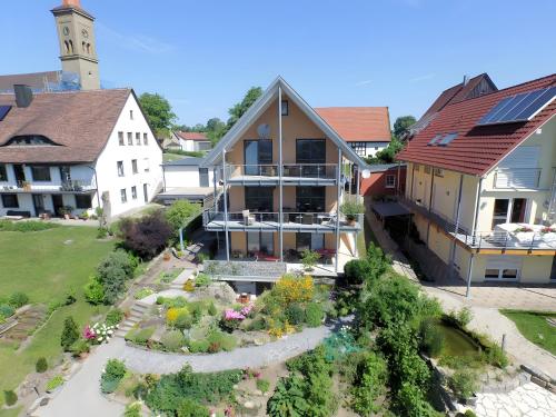 an aerial view of a house with a garden at Ferienwohnung Bär in Schwäbisch Hall