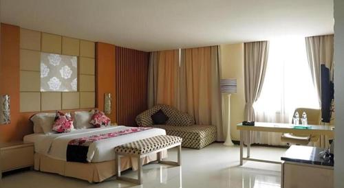 Una cama o camas en una habitación de Kedaton Hotel