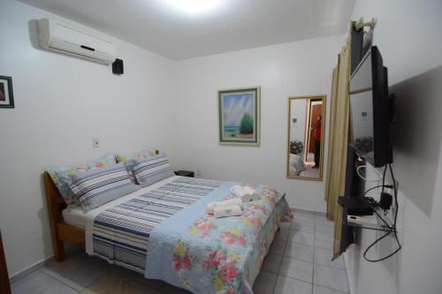 ein Schlafzimmer mit einem Bett mit zwei ausgestopften Tieren darauf in der Unterkunft Tanan Hostel in São Luís