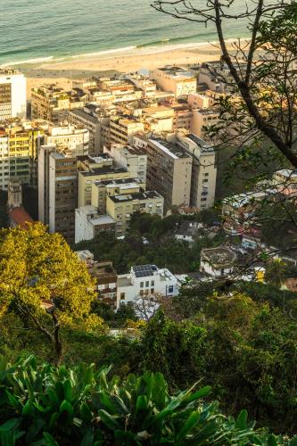 Pemandangan umum bagi Rio de Janeiro atau pemandangan bandar yang diambil dari asrama