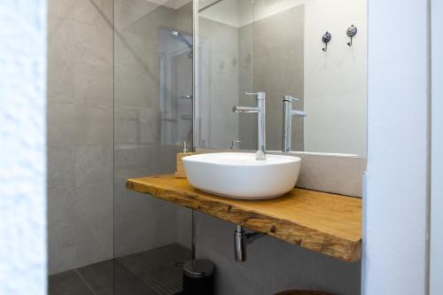 莫尼加Casa dei limoni Steps to Garda Lake的木制柜台上带白色水槽的浴室