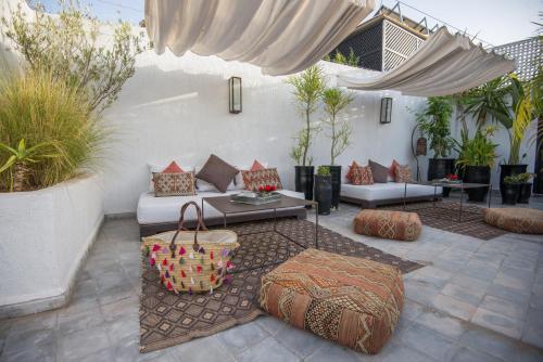 A seating area at Riad Villa Wengé & Spa