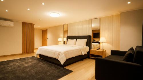 una habitación de hotel con una cama y un sofá en XLoft, en Estambul