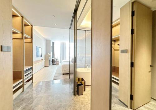 a living room with a large glass door leading to a bathroom at Wyndham Handan Congtai in Handan