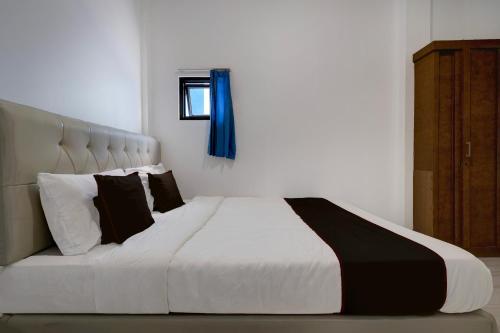 Ένα ή περισσότερα κρεβάτια σε δωμάτιο στο OYO 94843 L2s Guest House Ii Syariah