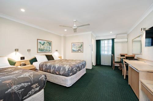 Кровать или кровати в номере Colonial Terrace Motor Inn