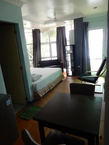 Postel nebo postele na pokoji v ubytování Oslob Seafari Resort