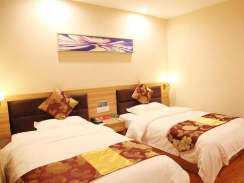 Una cama o camas en una habitación de GreenTree Alliance Yichang East Yichang Station Hotel