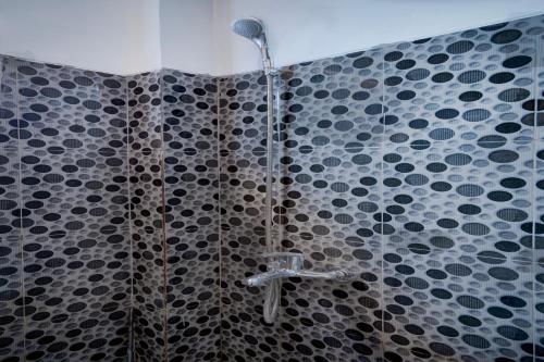 Ένα μπάνιο στο OYO 94843 L2s Guest House Ii Syariah