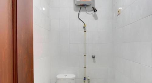 Koupelna v ubytování Hotel O Griya Pius Syariah Malioboro