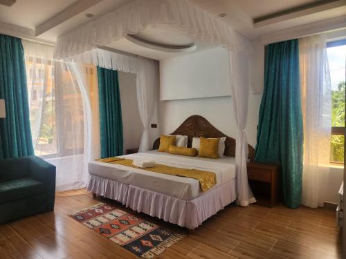 Una cama o camas en una habitación de Golden Duranta Villas