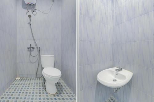 ein Badezimmer mit Toilette und Waschbecken in der Unterkunft Hotel O Near Tugu Yogyakarta 1 formerly Crown Residence in Jetis