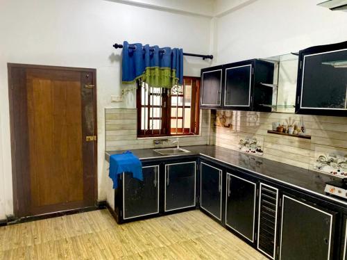 Η κουζίνα ή μικρή κουζίνα στο Tropical Haven Villa