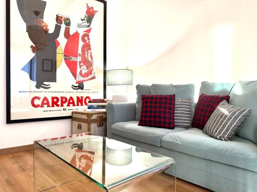 Una sala de estar con un sofá y una mesa de cristal. en ComeCasa Langhe Garden House-Pace e Panorama a Benevello, en Benevello