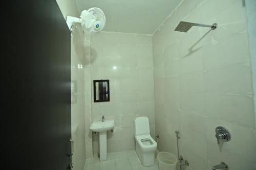 un bagno bianco con un water e un lavandino di Farm house , jaisalmer a Jaisalmer