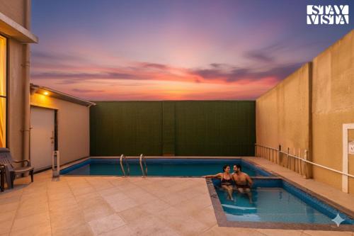 Πισίνα στο ή κοντά στο StayVista at The Chroma Crest with Lawn & Pool