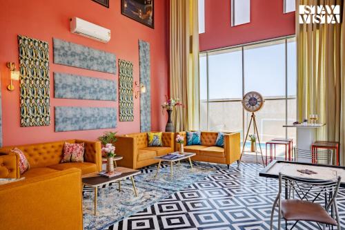 Χώρος καθιστικού στο StayVista at The Chroma Crest with Lawn & Pool