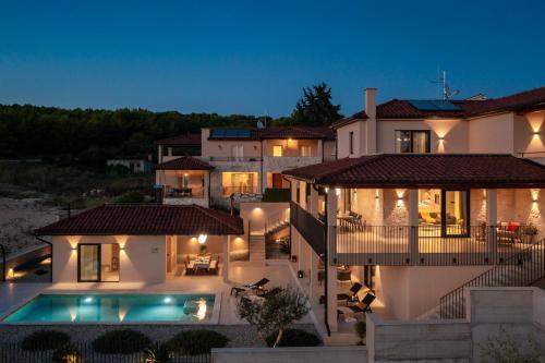 Luxury Villa Wave & San, 2 heated pool, sauna, gym