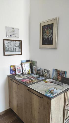 Una mesa con un montón de libros. en B&B alla Villa, en Giovo