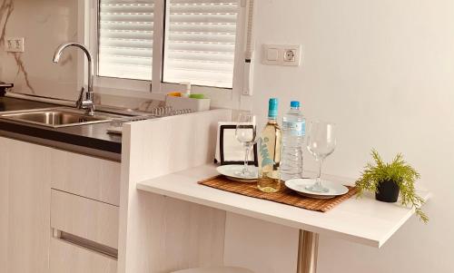 une cuisine avec des verres à vin et des bouteilles sur un comptoir dans l'établissement Casa Ventura, en el Corazón dé Tenerife, à La Laguna