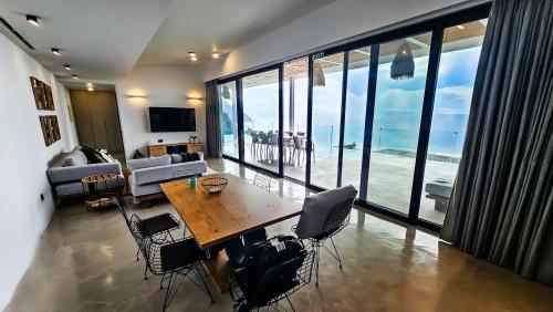 Μια τηλεόραση ή/και κέντρο ψυχαγωγίας στο The Cliff Residences