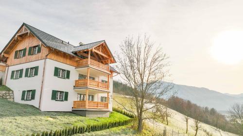 ein Haus am Hang eines Hügels in der Unterkunft Sunleitn-Residenz in Bad Goisern
