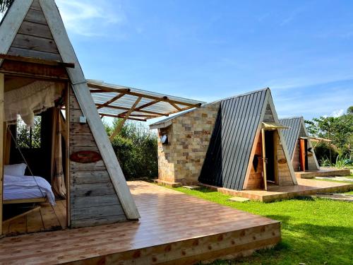 eine Gruppe Spielhäuser in einem Hof in der Unterkunft Mabamba shoebill Campsite 