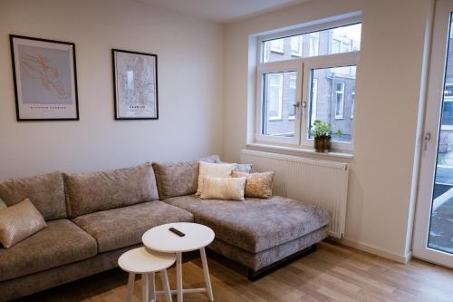 a living room with a couch and a table at Klein Witje in Haarlem