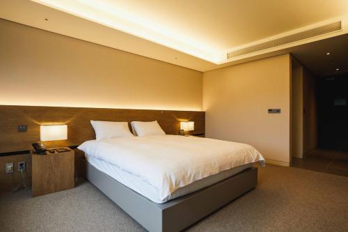 Ένα ή περισσότερα κρεβάτια σε δωμάτιο στο Phoenix Hotel Pyeongchang