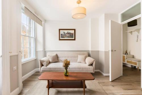 Posezení v ubytování The Nook above the Bookshop - Pass the Keys