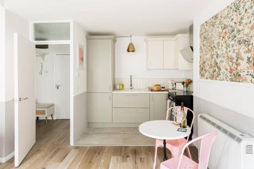 Kuchyň nebo kuchyňský kout v ubytování The Nook above the Bookshop - Pass the Keys