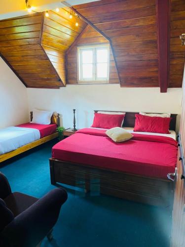 Ένα ή περισσότερα κρεβάτια σε δωμάτιο στο London cottage