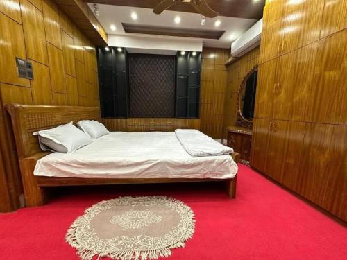 una camera con letto e tappeto rosso di City view hotel & Apartment a Rajshahi