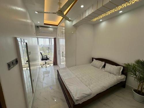 una camera da letto con un letto e una parete di vetro di City view hotel & Apartment a Rajshahi