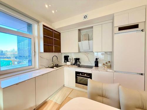 Kuchyň nebo kuchyňský kout v ubytování High-End, Brand new, Steps from Emart, All amenities