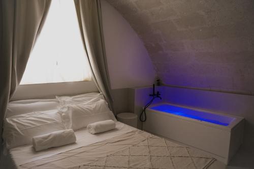 un letto con due asciugamani bianchi sopra in una stanza di San Michele Rooms & Private Spa - via Santa Cesarea a Matera