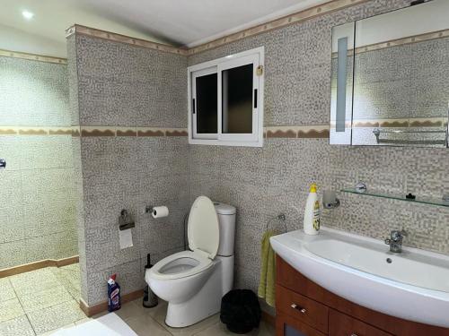 Ένα μπάνιο στο GT Self Catering Apartments