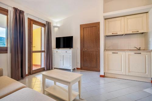 Μια τηλεόραση ή/και κέντρο ψυχαγωγίας στο Hotel with swimming pool in Costa Serena just 700 mt from the sea