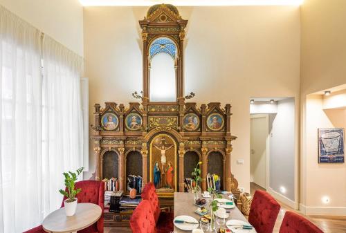 Un comedor con un gran reloj en la pared. en Hotiday Cagliari Porto, en Cagliari