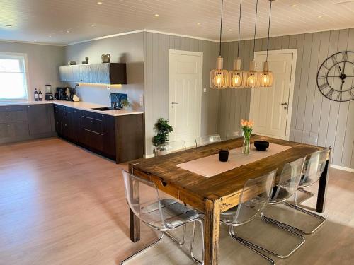 Fotografie z fotogalerie ubytování Winter cosiness with fireplace, sauna and hot tub! v destinaci Tønsberg