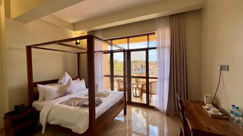 Giường trong phòng chung tại Skylark Hotel