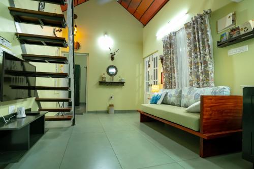 Una cama o camas en una habitación de Peaceful 1 BHK country home with open veranda & nature views in Thrissur, Kerala
