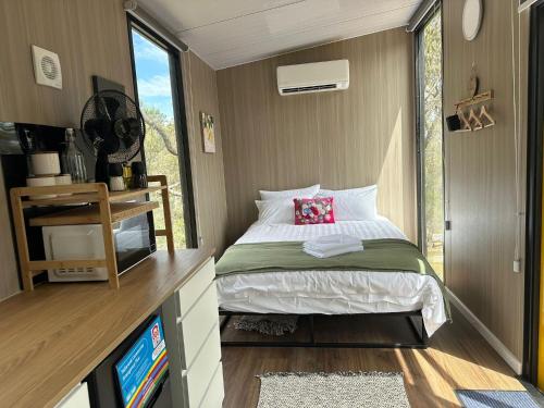 Postel nebo postele na pokoji v ubytování Pigeon Pair Tiny Houses by Tiny Away