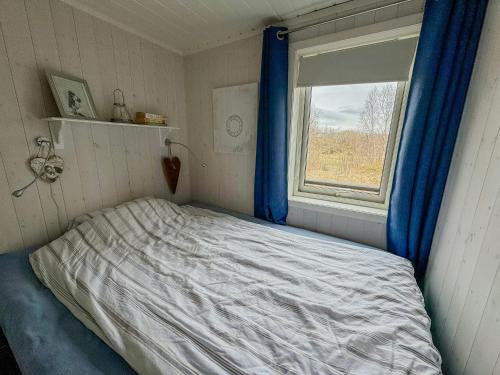 En eller flere senge i et værelse på Cottage With Northern Lights Near Stetinden