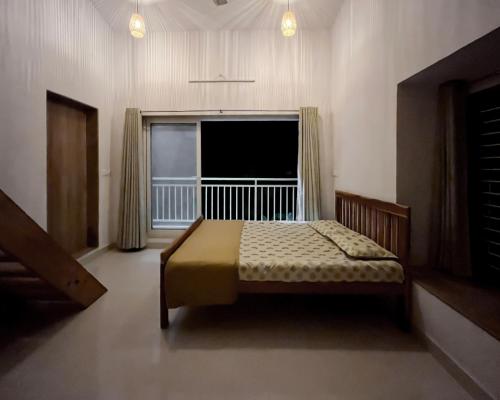 BāmangaonShlok Villa的一间卧室，里面有一张床和一扇大窗户。