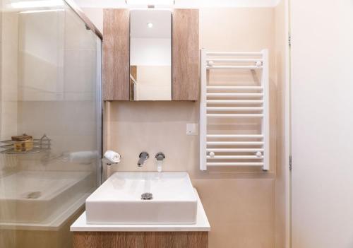 Athenian Sky Retreat Jacuzzi & Fresh Elegance