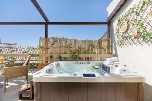 Athenian Sky Retreat Jacuzzi & Fresh Elegance