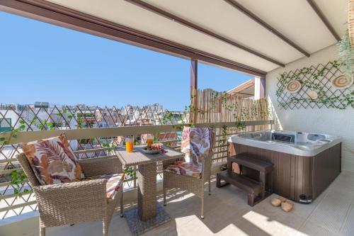 Athenian Sky Retreat Jacuzzi & Fresh Elegance